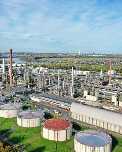 The Energy and Chemicals Park Rheinland is operated by Shell Deutschland GmbH. It consists of two plant sections, the South Plant in Wesseling near Cologne, and the North Plant in Cologne-Godorf. The refinery in Wesseling covers 230 hectares, making it the largest in Germany. It manufactures gasoline, kerosene, diesel, fuel oils, propane / butane and bitumen.
